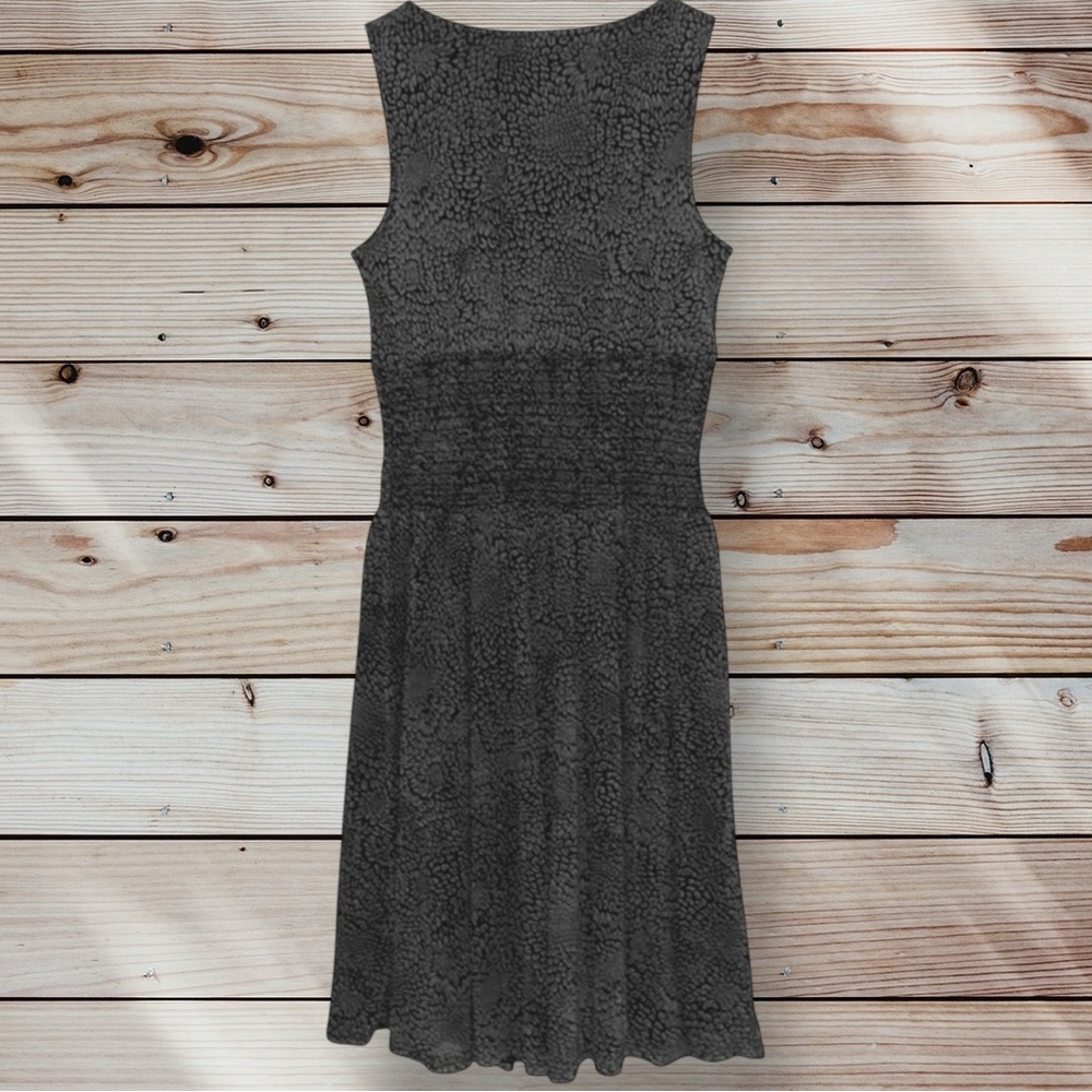 🌺EXPRESS SLEEVELESS V NECK SMOCKED WAIST DRESS - Picture 2 of 4